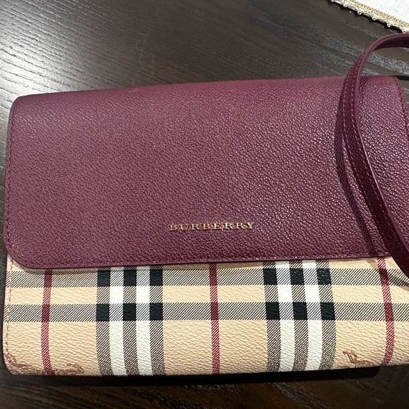 💯 Authentic Burberry Haymarket Check Loxely Crossbody Bag in Dark Plum Color - Picture 4 of 15